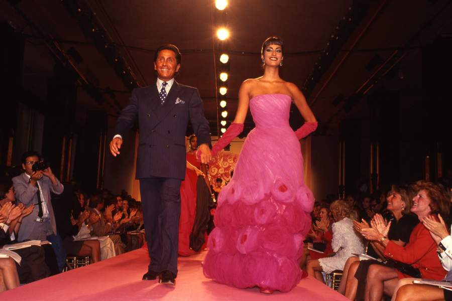 Итальянский модельер Валентино Гаравани с канадской моделью Ясмин Гаури во время показа мод сезона осень-зима 1991-1992.