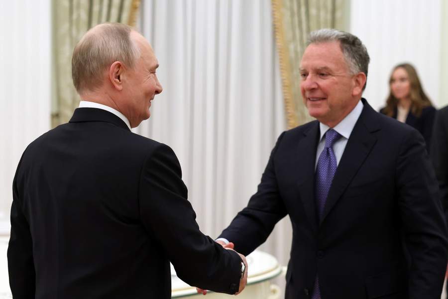 Президент РФ Владимир Путин и специальный посланник президента США Стивен Уиткофф (справа) во время встречи в Москве
