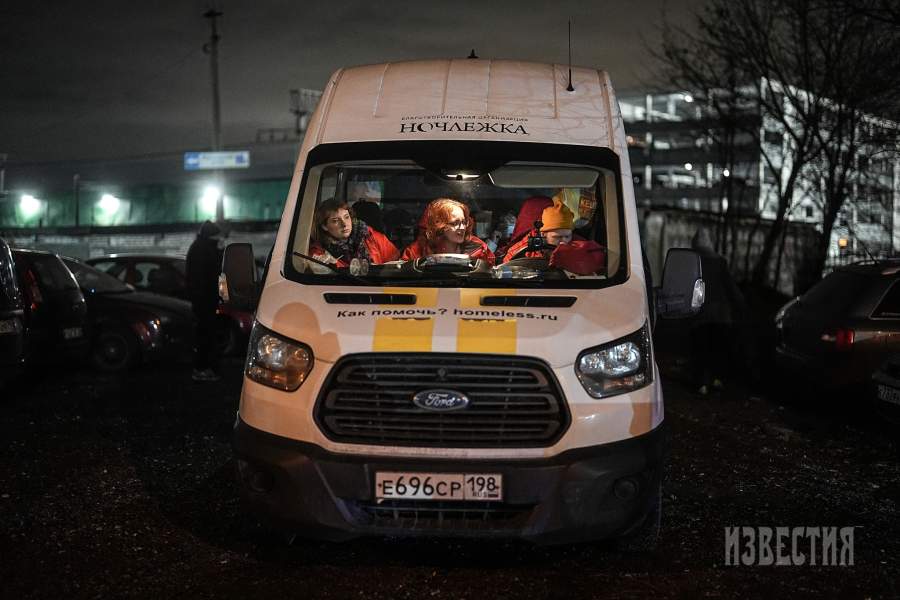  Каждый будний день ночной автобус проезжает по городу, чтобы бесплатно накормить горячей едой, выдать чистую одежду и помочь сотням бездомных и нуждающихся людей. 