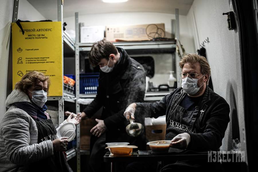 Ее работа начинается с самой базовой помощи, еды и тепла, но этим не ограничивается. Специально оборудованный ночной автобус пять дней в неделю выезжает в отдаленные районы городов и делает остановки в нескольких точках