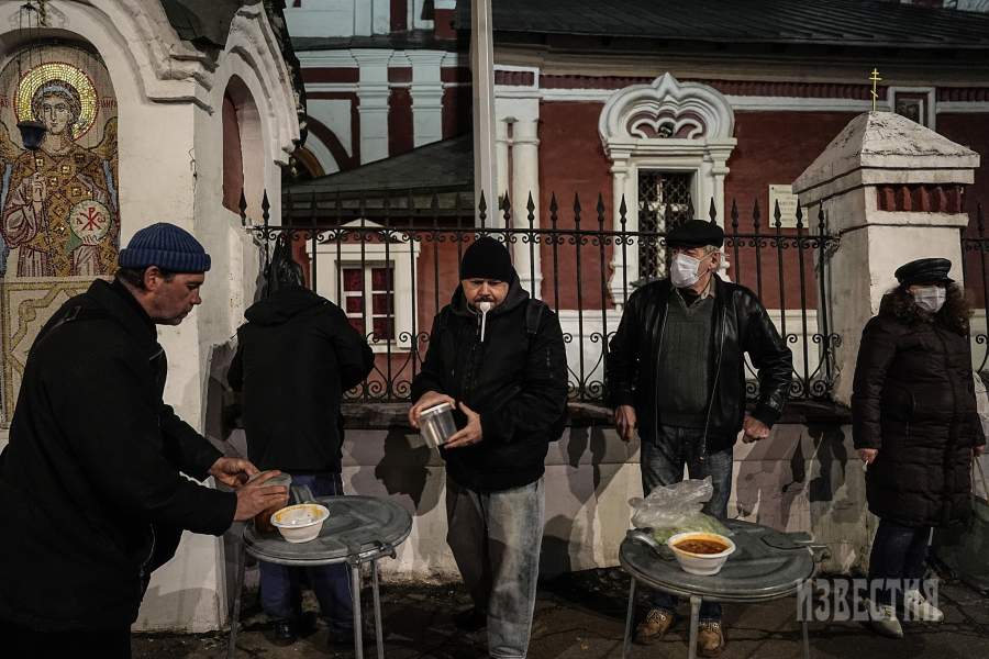 Здесь волонтеры раздают горячую еду, средства гигиены и теплую одежду, разговаривают с людьми и выслушивают их