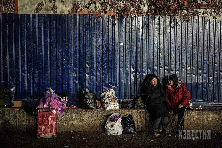 В Москве и Санкт-Петербурге тысячи людей живут в постоянной нужде. Это бездомные, малоимущие одинокие пенсионеры, временно безработные, многодетные семьи. Ночной автобус помогает всем, кто приходит, без условий, проверок и справок