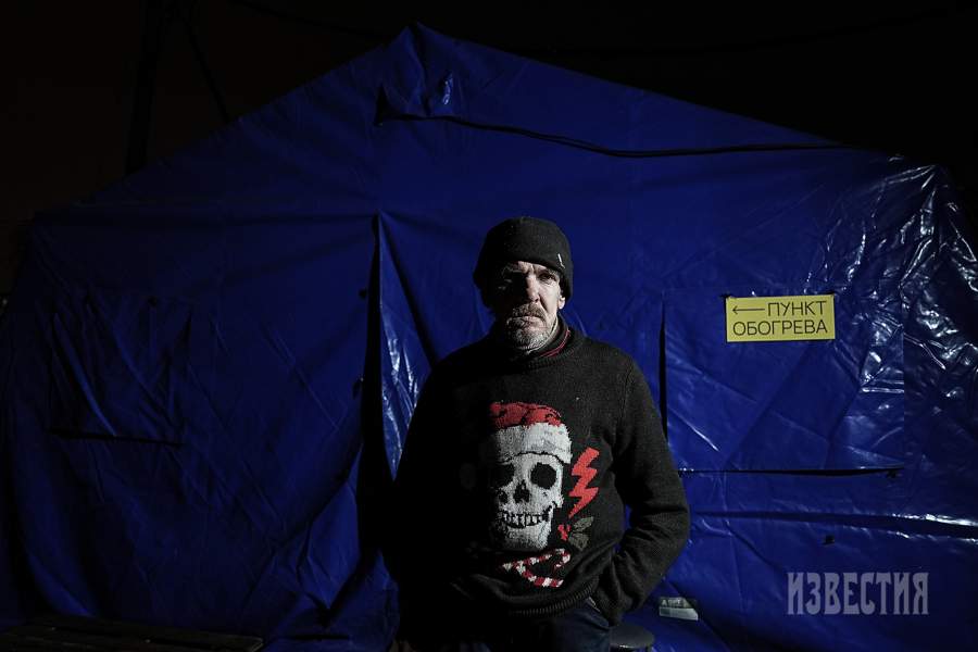 В Москве и Санкт-Петербурге тысячи людей живут в постоянной нужде. Это бездомные, малоимущие одинокие пенсионеры, временно безработные, многодетные семьи. Ночной автобус помогает всем, кто приходит, без условий, проверок и справок