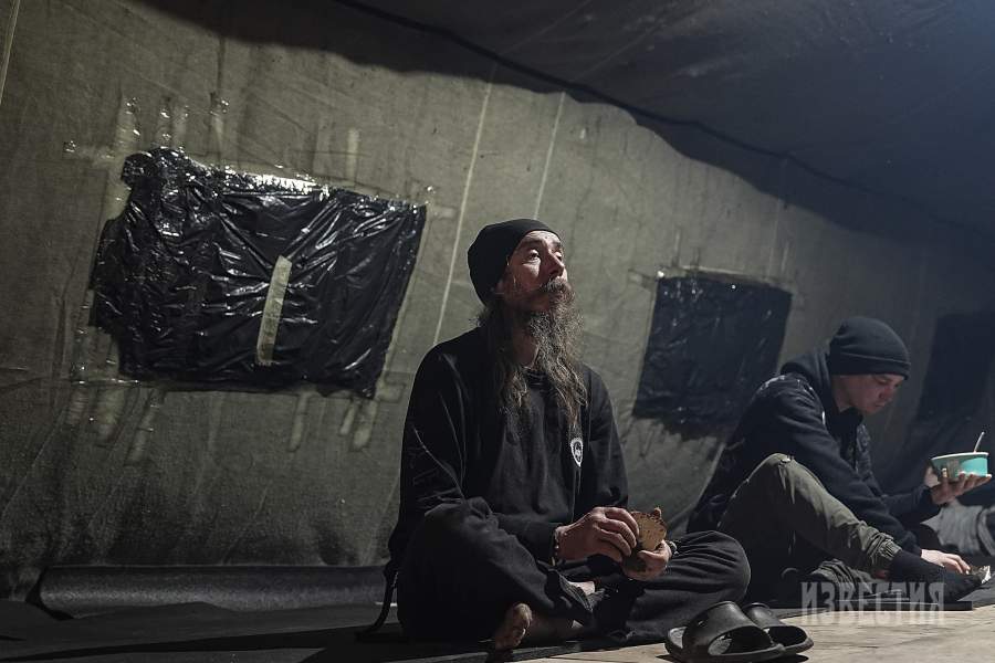 Здесь любой бездомный может провести ночь в тепле и безопасности, не предъявляя документов и не проходя проверок. Для многих это вопрос выживания, поскольку зиму невозможно пережить на улице без серьезного риска для жизни и здоровья