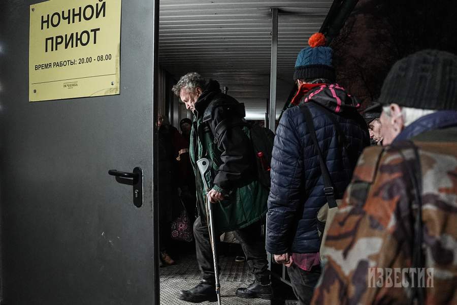 Дежурные пунктов обогрева не только следят за порядком, но и рассказывают посетителям о других возможностях помощи — Реабилитационном приюте и Консультационной службе «Ночлежки», где можно начать разбираться с накопившимися проблемами
