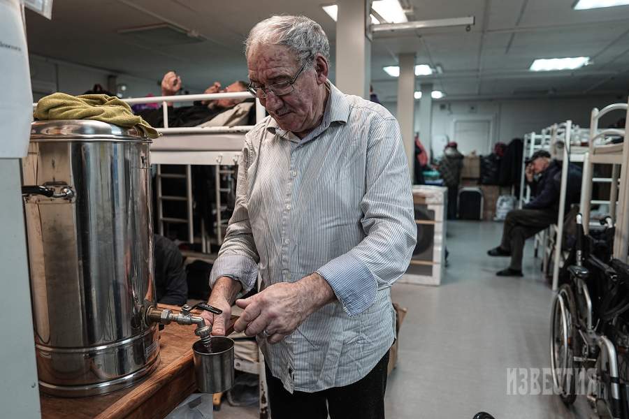 Тем, кому нужно не просто согреться на одну ночь, организация предлагает Ночной приют — круглогодичное одноэтажное модульное здание, где любой нуждающийся может переночевать в тепле и безопасности