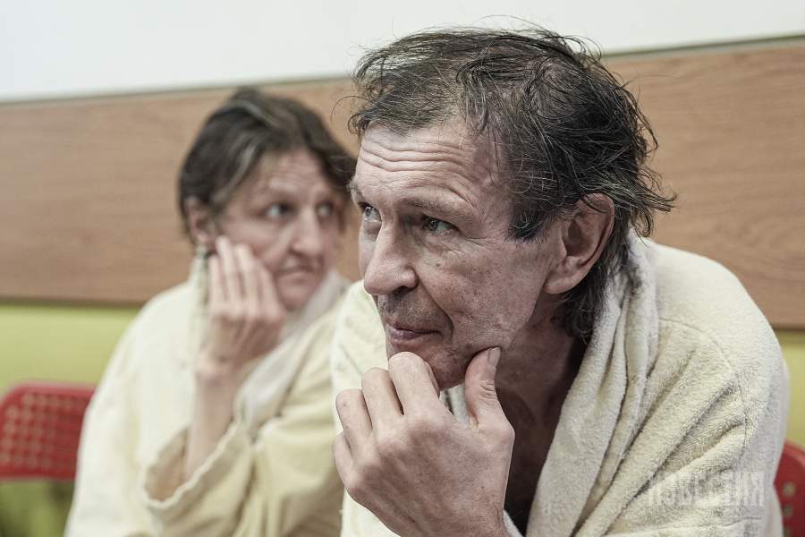 Грязному человеку сложно устроиться на работу, а без работы нет денег даже на стирку — так формируется замкнутый круг. Возможность постирать одежду становится важным шагом к восстановлению достоинства, безопасности и шанса на изменения