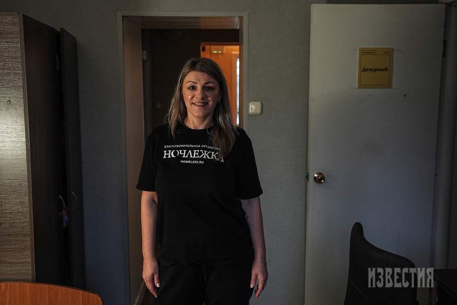 Реабилитация основана на принципах анонимных алкоголиков, а собрания ведут равные консультанты — люди, которые сами прошли путь выздоровления