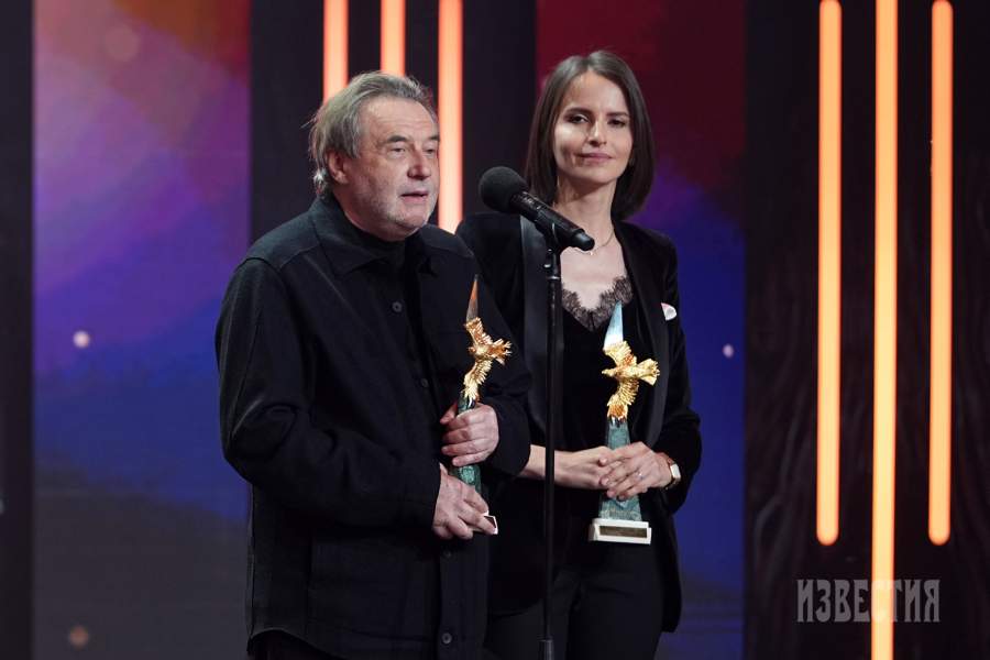 Лауреаты XXIV Национальной премии в области кинематографии "Золотой орел" в номинации "Лучший проект онлайн-платформы" продюсер сериала "Плевако" Алексей Учитель и режиссер сериала Анна Матисон на церемонии награждения.