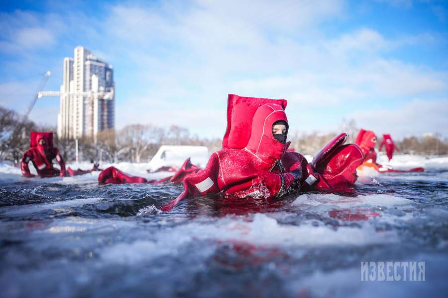 В остальных случая это занятие полностью безопасно и подходит для всех, вне зависимости от уровня навыков плавания, включая тех, кто не умеет плавать или боится воды. Непосредственно нахождение в воде занимает около часа. А весь сеанс — полтора часа.