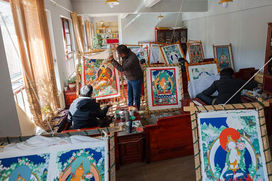 Тханка, известная своей тщательной композицией, яркими красками и глубоким культурным смыслом, была включена в первую группу нематериального культурного наследия Китая в 2006 году.