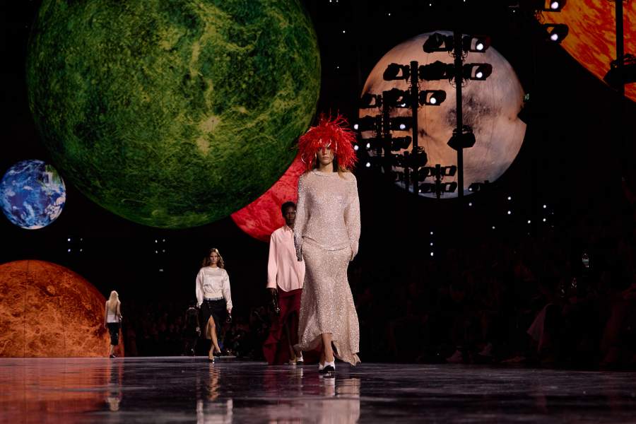 PARIS, FRANCE - OCTOBER 06: (EDITORIAL USE ONLY - For Non-Editorial use please seek approval from Fashion House) A model walks the runway during the Chanel Womenswear Spring/Summer 2026 show as part of Paris Fashion Week on October 06, 2025 in Paris, France. (Photo by Peter White/Getty Images)