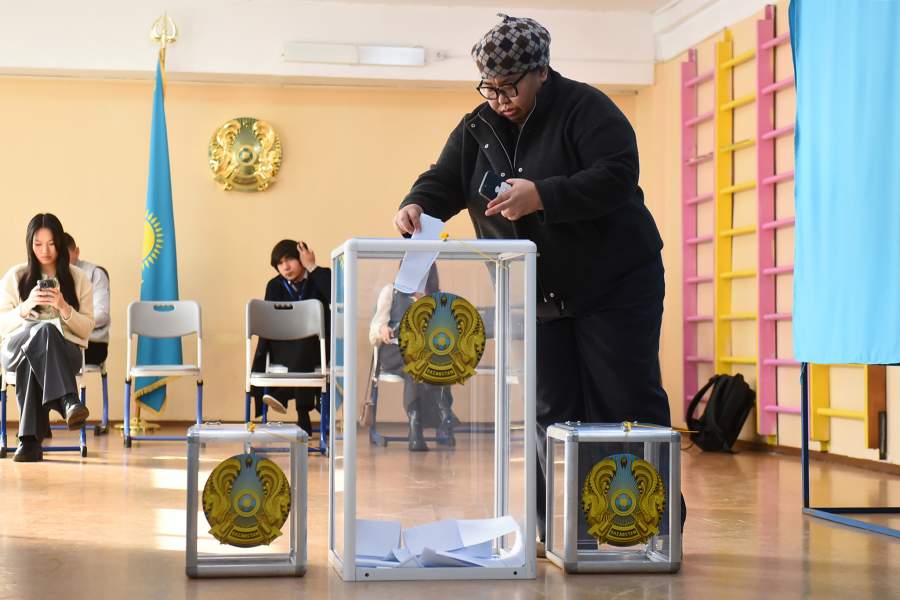 Жительница Алма-Аты принимает участие в общенациональном референдуме по принятию новой Конституции на участке № 248. Республиканский референдум по принятию новой Конституции проходит в Казахстане 15 марта 2026 года.