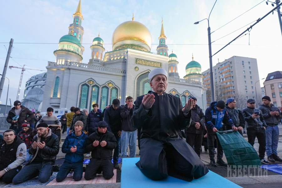 Имам Московской Соборной мечети Марат хазрат Аршабаев во время празднования Ураза байрама -- окончания священного месяца Рамадан -- возле Соборной мечети на проспекте Мира