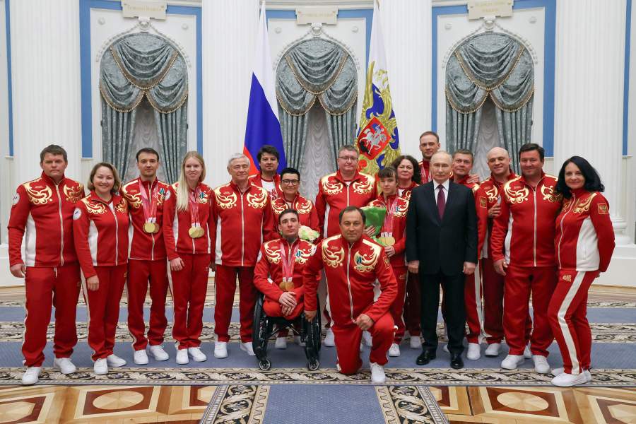 9 марта 2026. Президент РФ Владимир Путин фотографируется с российскими победителями и призерами XIV зимних Паралимпийских игр в Италии на церемонии вручения государственных наград.
