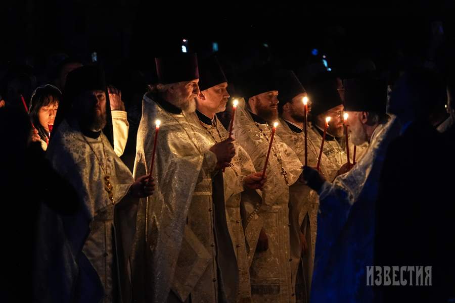 Священнослужители в храме Христа Спасителя 