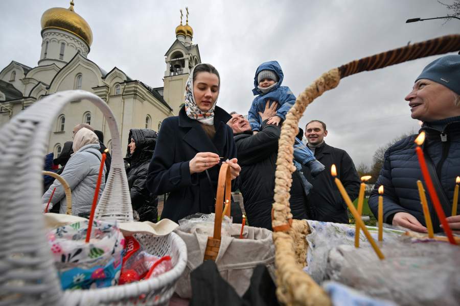 Верующие во время освящения куличей во дворе храма преподобного Андрея Рублёва в московском районе Раменки