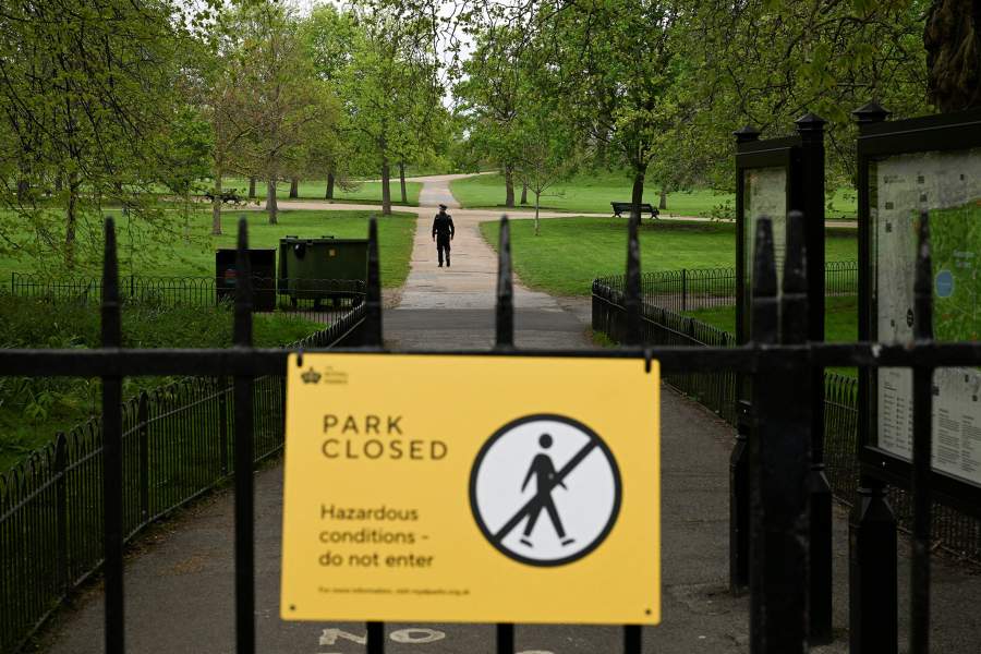 A police officer stands guard at closed Hyde Park, near the Israeli embassy, where several discarded items are being assessed, in London, Britain, April 17, 2026