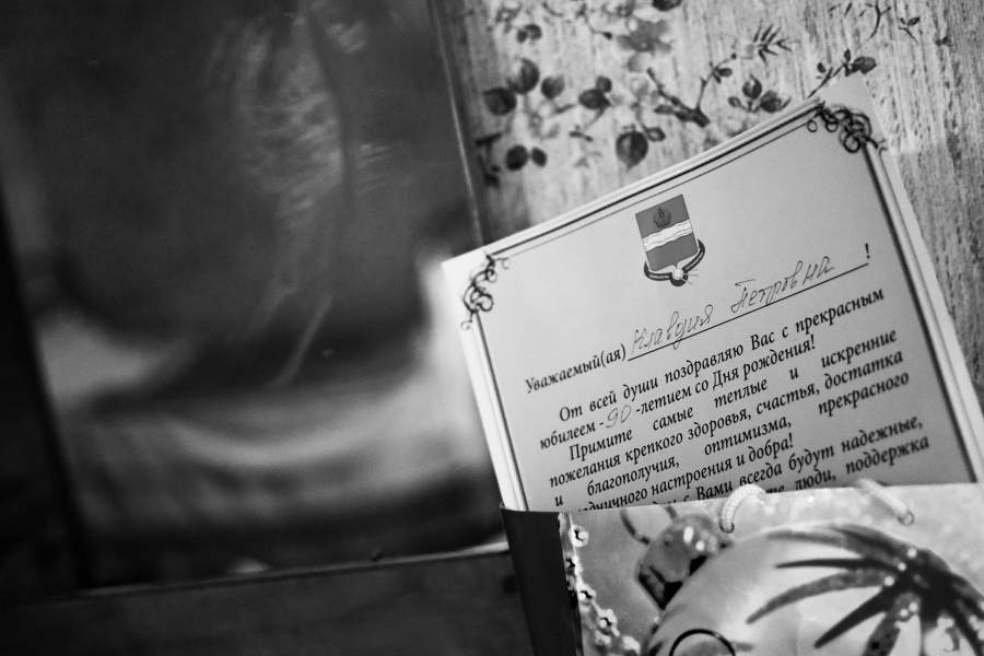 «Мы жили в доме, который построил наш дедушка. Братья работали в лесничестве и находились в лесу, когда пришли немцы. Старшая сестра трудилась на военном заводе, а затем ушла на фронт вместе с разведчиками. Отец был в тылу: он потерял ногу, и ему была установлена третья группа инвалидности», – рассказывает Клавдия Петровна.