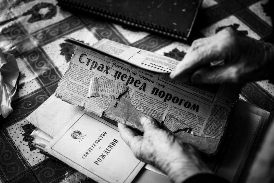 Пожелтевшие документы хранят свидетельства трудового подвига и тяжёлых утрат.
