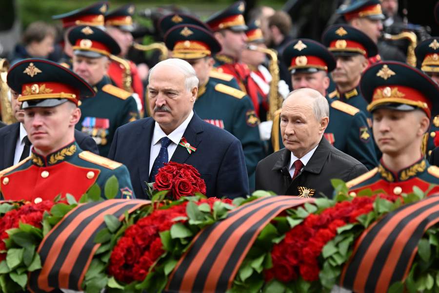  Президент РФ Владимир Путин и президент Белоруссии Александр Лукашенко (второй слева) на церемонии возложения венка и цветов к Могиле Неизвестного Солдата в Александровском саду в Москве