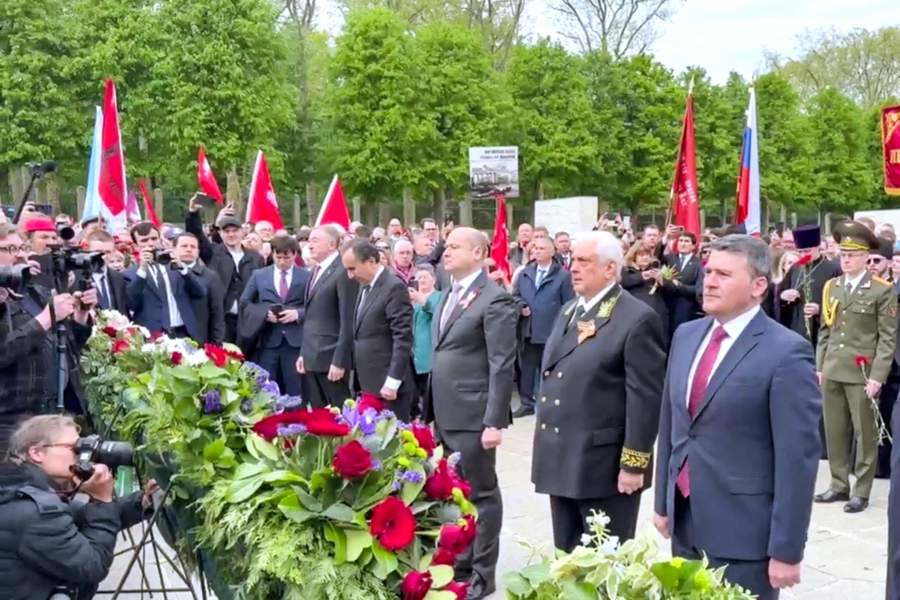 Посол России в Германии Сергей Нечаев (третий справа) принял участие в торжественной церемонии возложения венков к советскому воинскому мемориалу в Трептов-парке в Берлине по случаю 81-й годовщины Победы в Великой Отечественной войне, окончания Второй мировой войны в Европе и освобождения Европы и Германии от нацизма