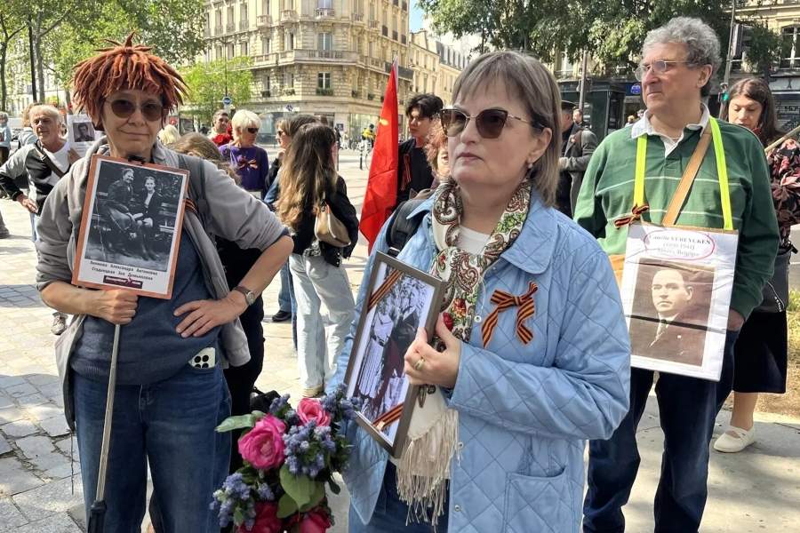 Участники акции «Бессмертный полк» в Париже