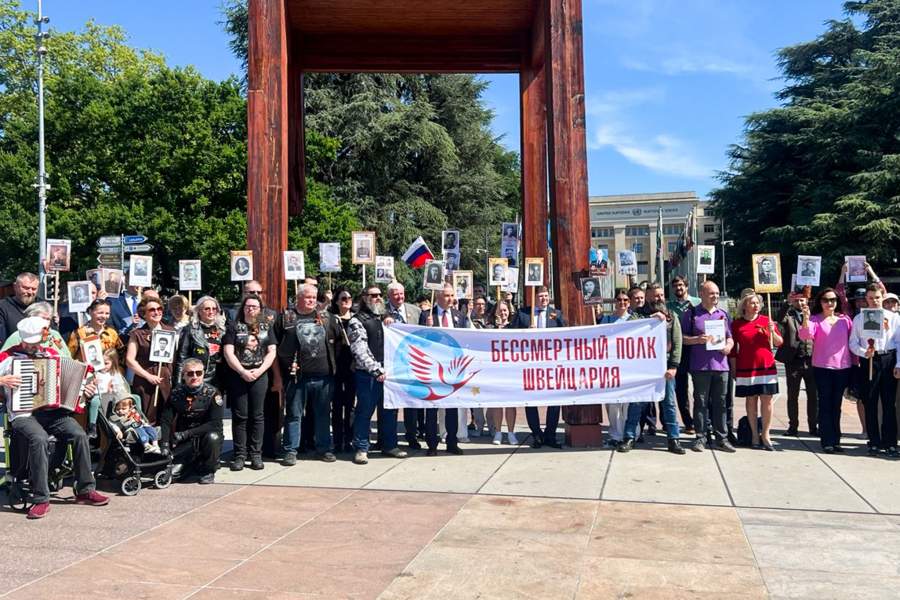 Швейцария, Женева. Участники акции памяти «Бессмертный полк» в преддверии празднования Дня Победы