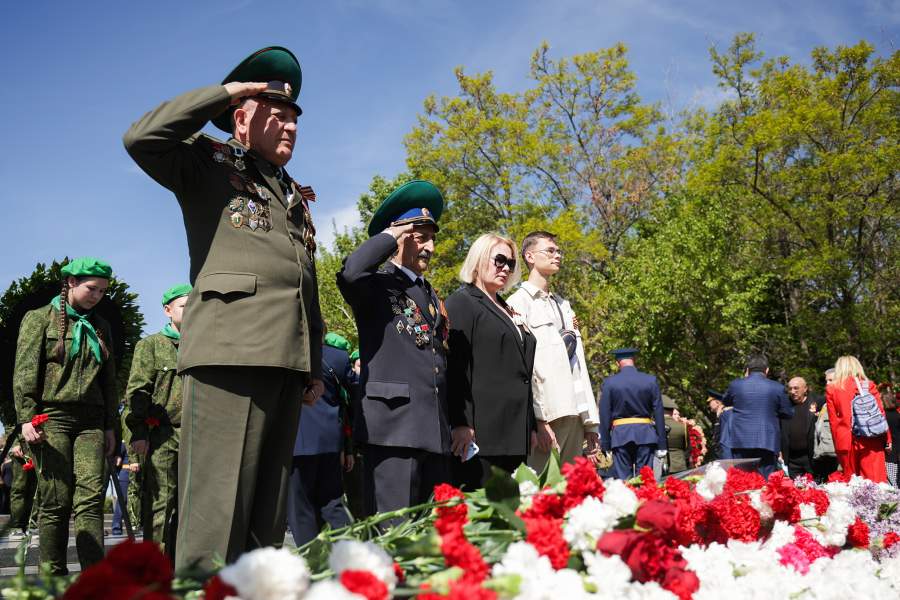 Армения, Ереван. Церемония возложения венков и цветов к Вечному огню в парке Победы