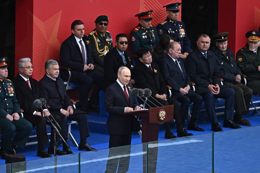 Президент РФ Владимир Путин выступает на военном параде в Москве в честь 81-й годовщины Победы в Великой Отечественной войне. На трибуне: президент Казахстана Касым-Жомарт Токаев, президент Узбекистана Шавкат Мирзиёев, президент Лаоса Тхонглун Сисулит, верховный правитель Малайзии султан Ибрагим, президент Южной Осетии Алан Гаглоев