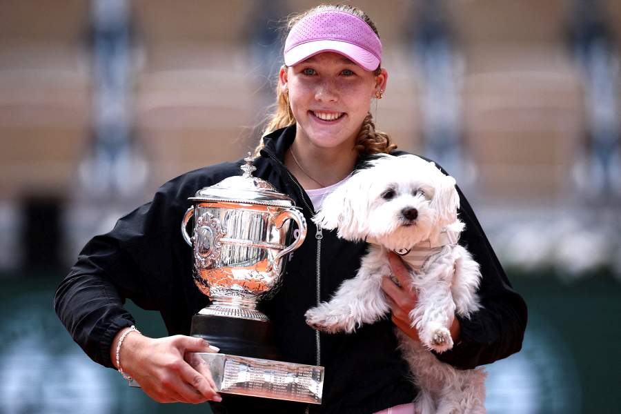 Tennis - French Open - Roland Garros, Paris, France - June 6, 2026 Russia's Mirra Andreeva celebrates with the trophy and a dog after winning her final match against Poland's Maja Chwalinska REUTERS/Guglielmo Mangiapane TPX IMAGES OF THE DAY