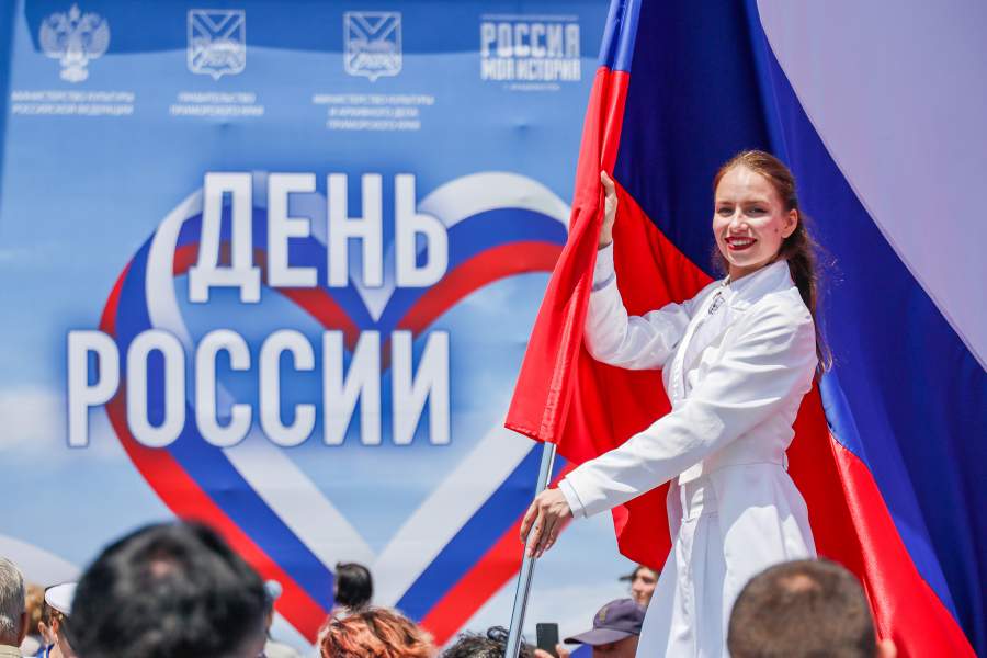 Женщина во время празднования Дня России на центральной площади города. 