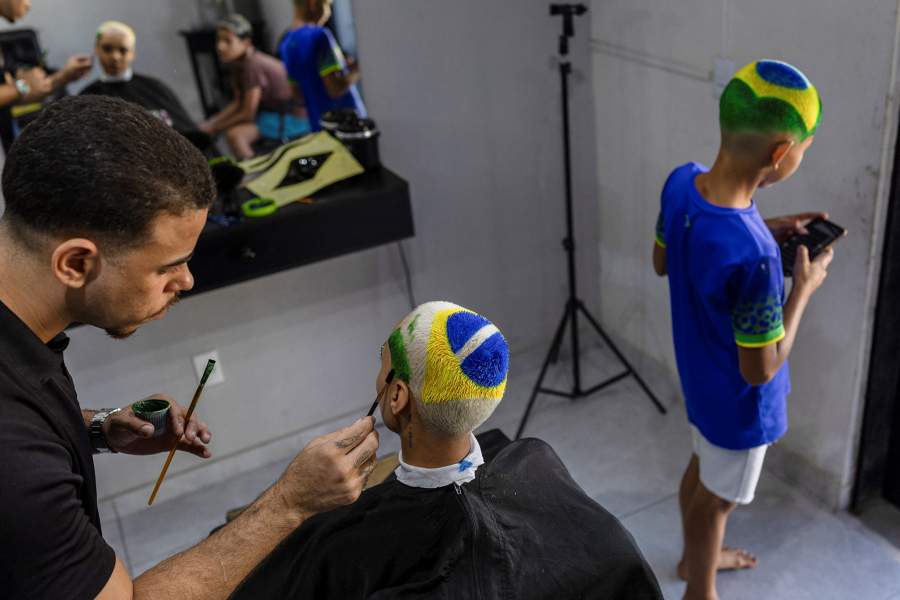 Barber Washington Rodrigo designs the Brazilian flag on Gleyziane Richely Souza's head as a hairstyle for the FIFA World Cup 2026 in Resende, Rio de Janeiro state, Brazil, July 2, 2026. REUTERS/Roosevelt Cassio