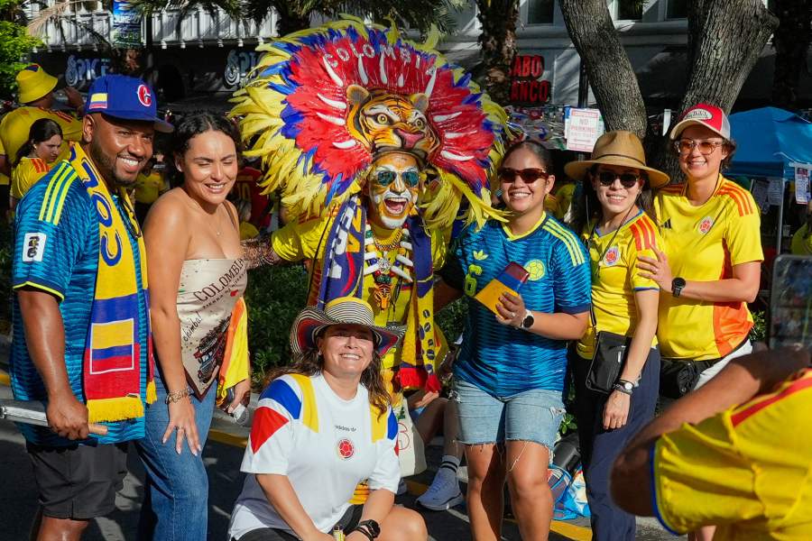 Soccer Football - FIFA World Cup 2026 - Group K - Colombia v Portugal - Fans gather in Hollywood - Hollywood, Florida, U.S. - June 27, 2026 A Colombia fan wearing a tiger costume poses with fans as they gather to watch the match at Tardes Calenas Bar Restaurant in Hollywood, Florida IMAGN IMAGES via Reuters/Jeff Romance