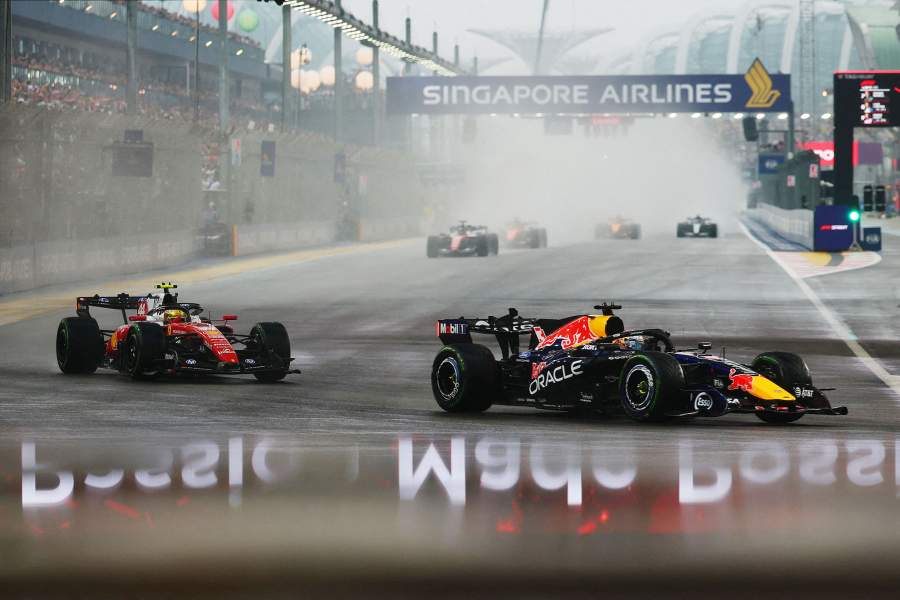 «Формула-1» F1 — Гран-при Сингапура — Трасса Марина Бэй, Сингапур — 10 октября 2026 года. Макс Ферстаппен из Red Bull и Льюис Хэмилтон из Ferrari во время спринтерской гонки