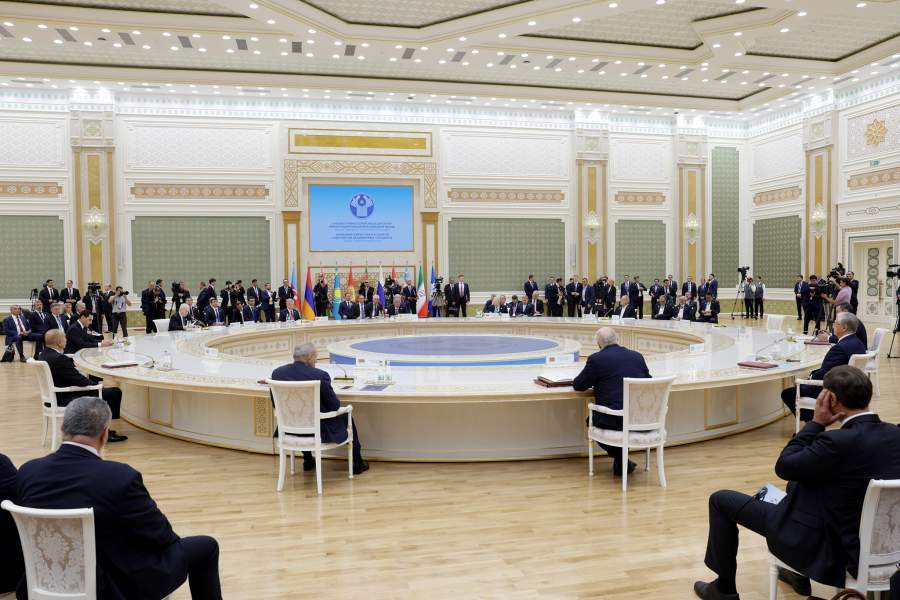 Заседание совета глав государств-участников СНГ в расширенном составе с участием президента РФ Владимира Путина в Туркменбаши