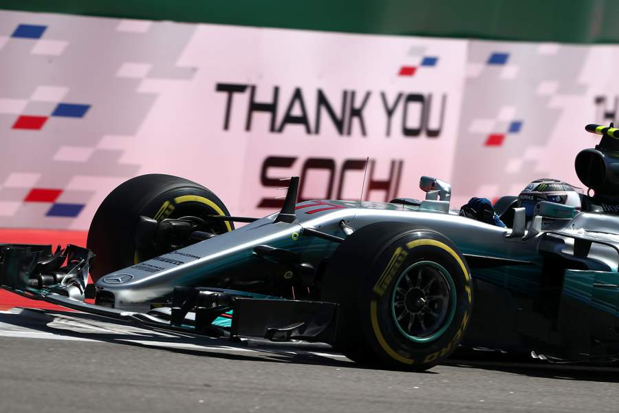 Гонщик команды Mercedes Вальттери Боттас