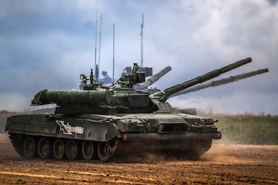 Танк Т-80У на полигоне в Алабино в ходе демонстрационных показов на форуме «Армия-2016». Фото: ТАСС/пресс-служба Министерства обороны РФ/Сергей Бобылев