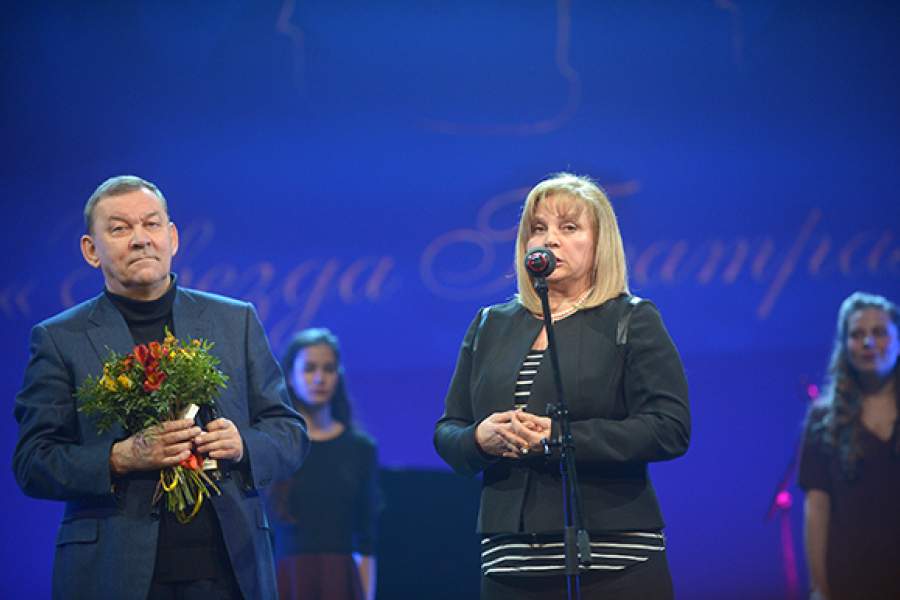 Глава ЦИК Элла Памфилова и гендиректор Большого театра Владимир Урин. Владимир Урин получил приз в номинации "Лучший директор"