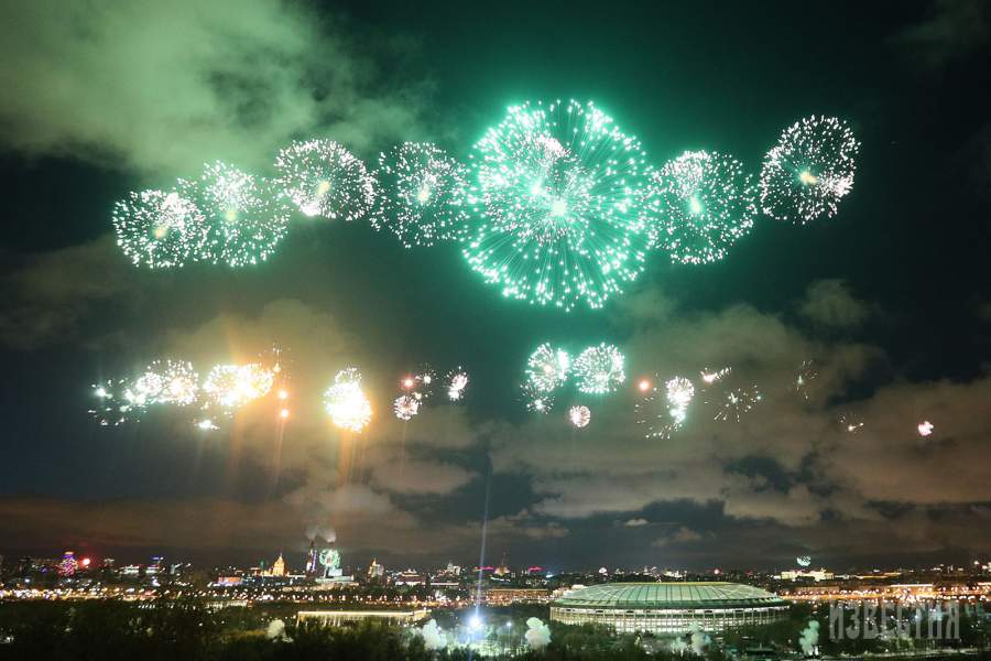 Праздничный салют на Воробьевых горах