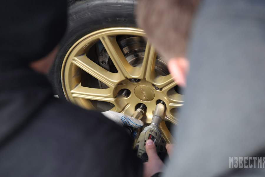 Технический осмотр автомобиля перед началом гонок