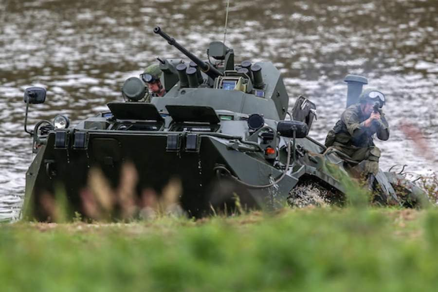 БТР-82А преодолевает водную преграду в ходе демонстрационных показов на форуме «Армия-2016». Фото: ТАСС/пресс-служба Министерства обороны РФ/Сергей Бобылев