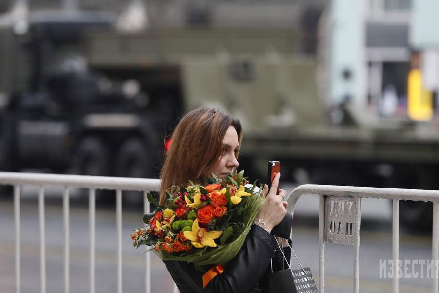 Зрители перед началом репетиции парада Победы
