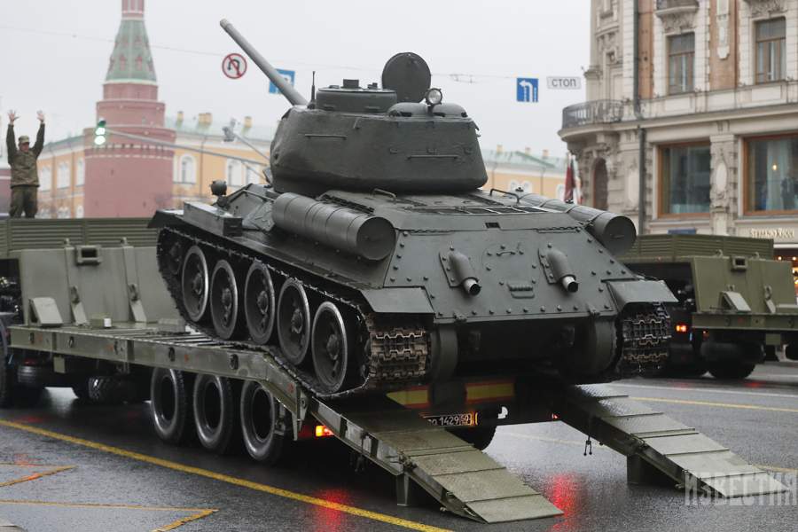 Разгрузка танка Т-34-85 перед въездом на Красную площадь 