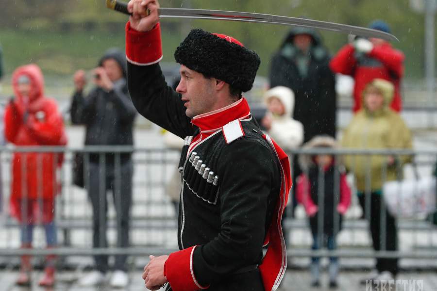 Кавалерийский Парад Победы по аллее Мира 
и показательные выступления  всадников Кремлевской школы верховой езды на входной площади