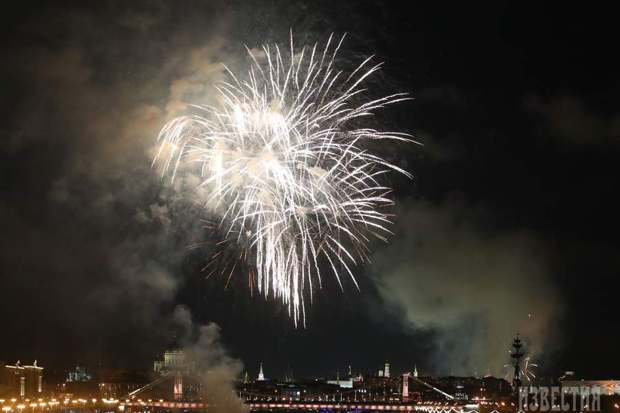 Праздничный салют в честь Дня Победы