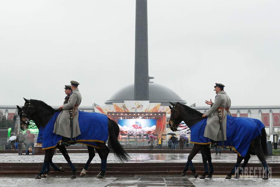 Кавалерийский Парад Победы по аллее Мира 
и показательные выступления  всадников Кремлевской школы верховой езды на входной площади