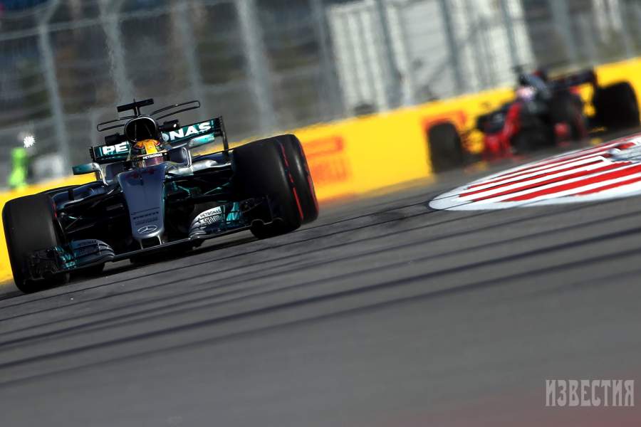 Гонщик команды Mercedes Льюис Хэмилтон