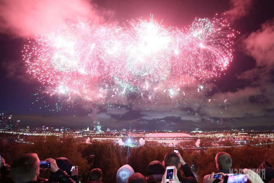 Праздничный салют на Воробьевых горах