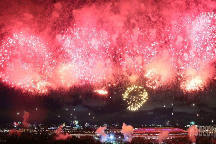 Праздничный салют на Воробьевых горах